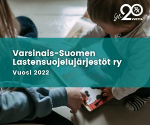 Kaksi lasta katsoo lattialla kirjaa. Kuvan päällä teksti: Varsinais-Suomen Lastensuojelujärjestöt ry, Vuosi 2022. 
