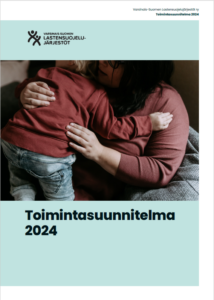 Toimintasuunnitelman 2024 kansi, jossa taapero halaa naista sohvalla.