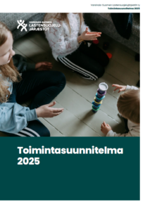 Toimintasuunnitelman 2025 kansikuva, jossa kolme lasta leikkii lattialla.